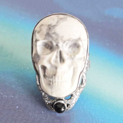 Howlite Skull Ring with Onyx